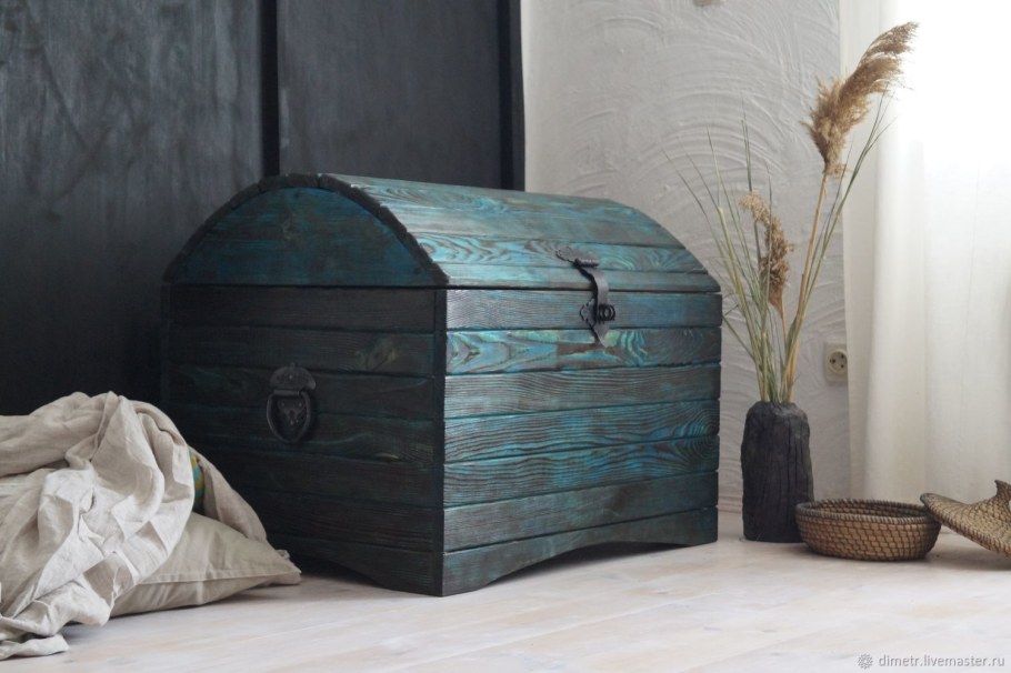 Сундук деревянный