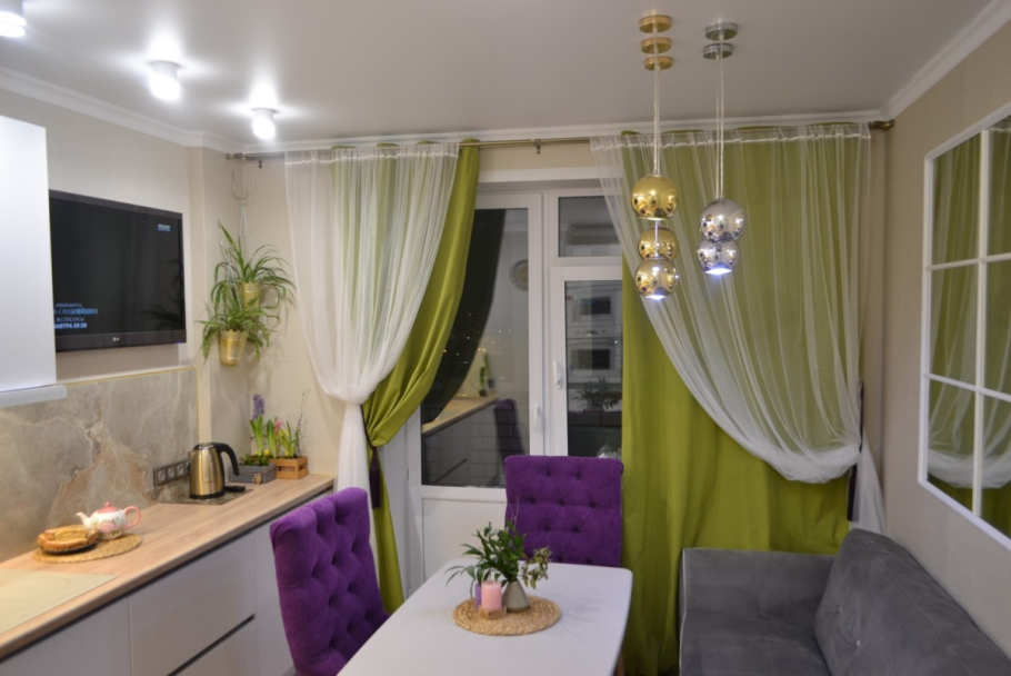 Сиреневые шторы на кухню