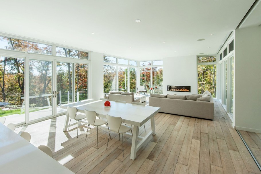 Гостиная с панорамными окнами в частном доме