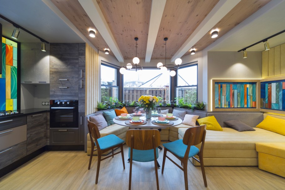 Кухня гостиная с витражными окнами