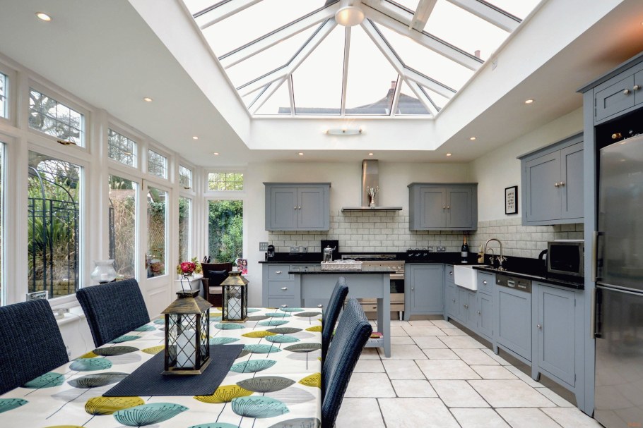 Кухня с витражными окнами