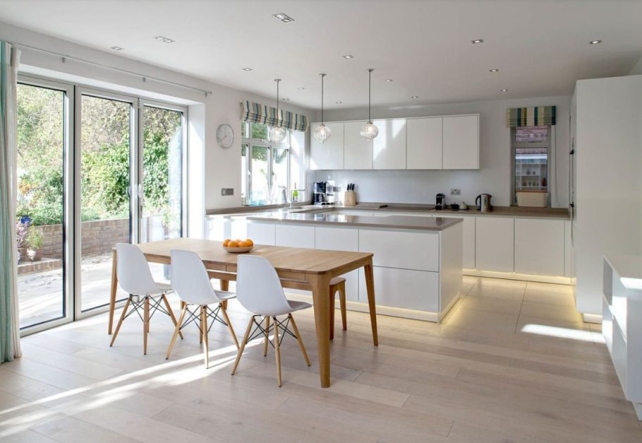 Кухня столовая с панорамными окнами