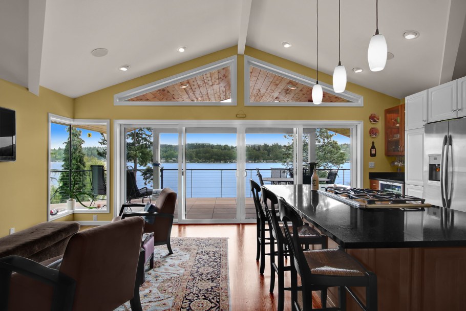 Гостиная столовая с панорамными окнами