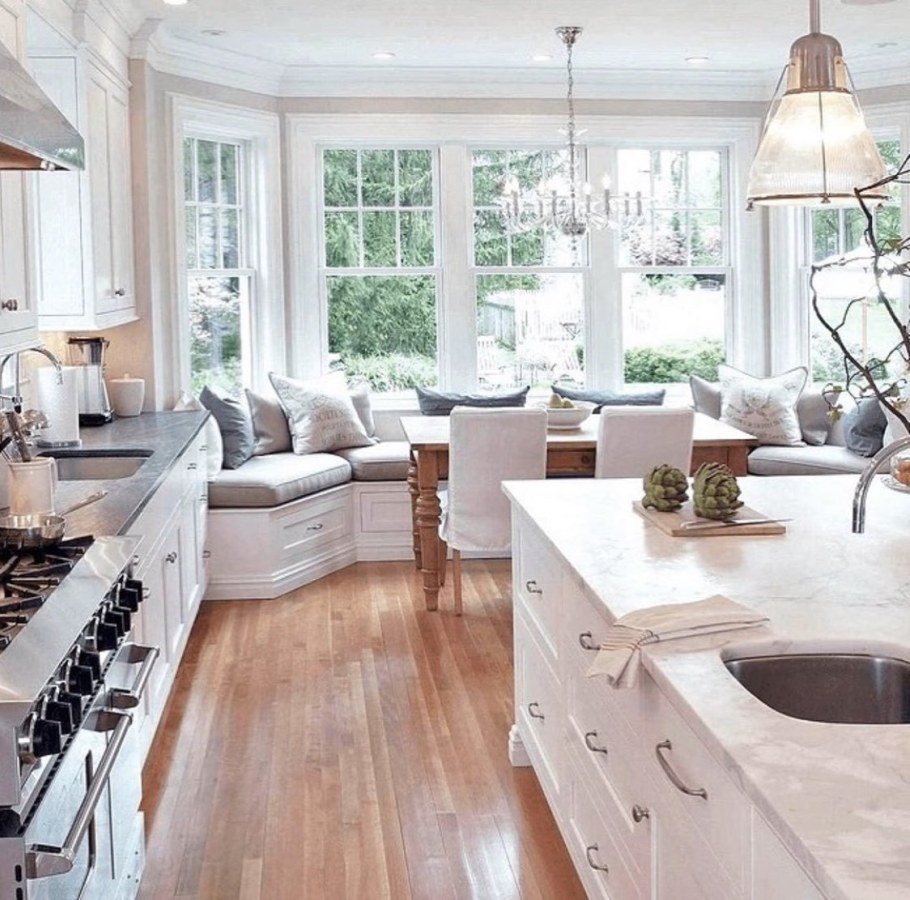 Кухня гостиная с большим окном