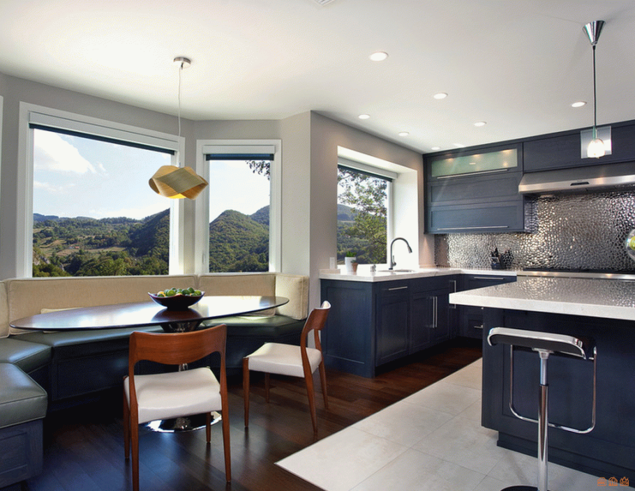 Кухня с большим окном