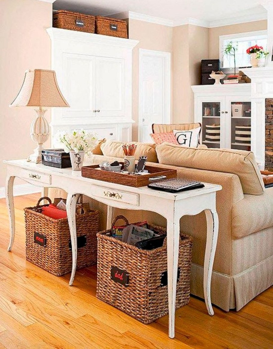 Столик за диваном