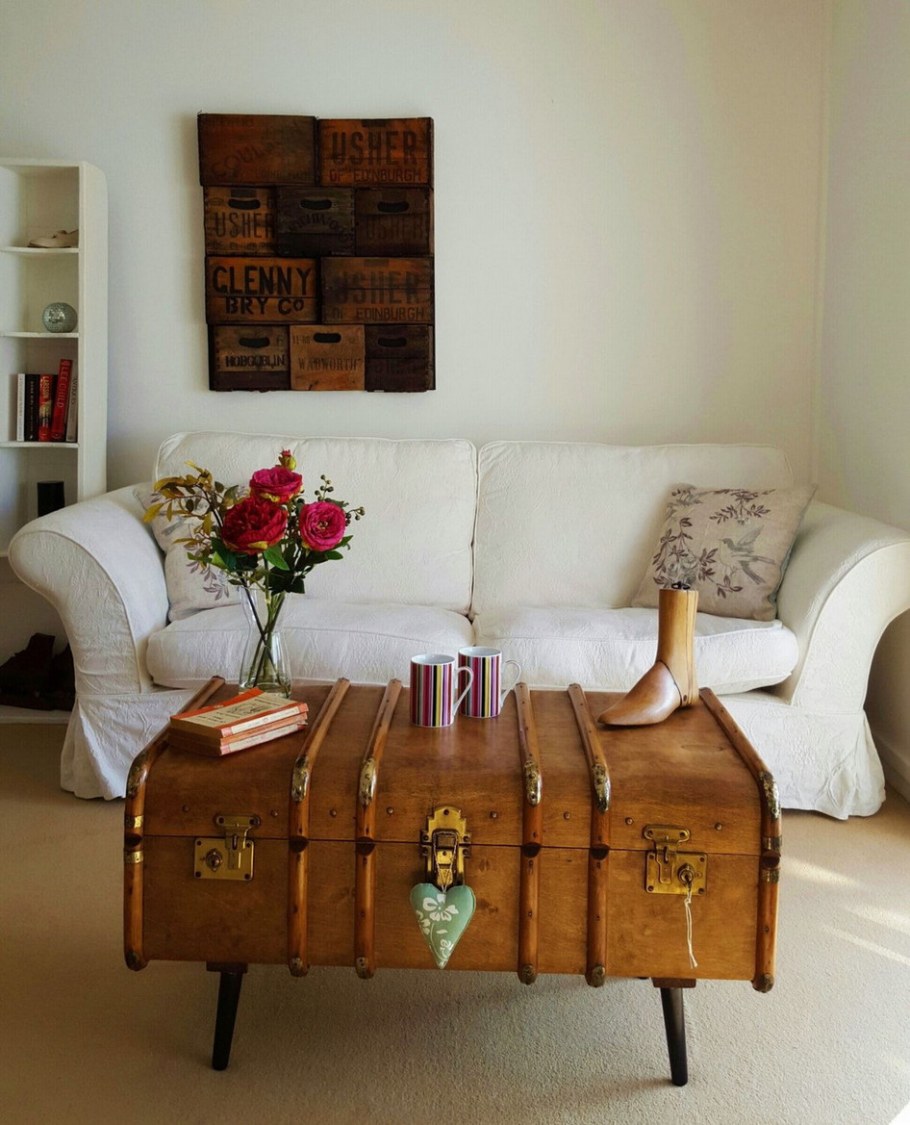 Старый чемодан в современном интерьере