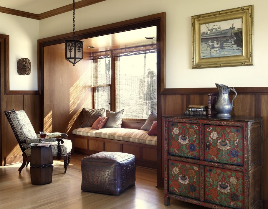 Старый сундук в современном интерьере