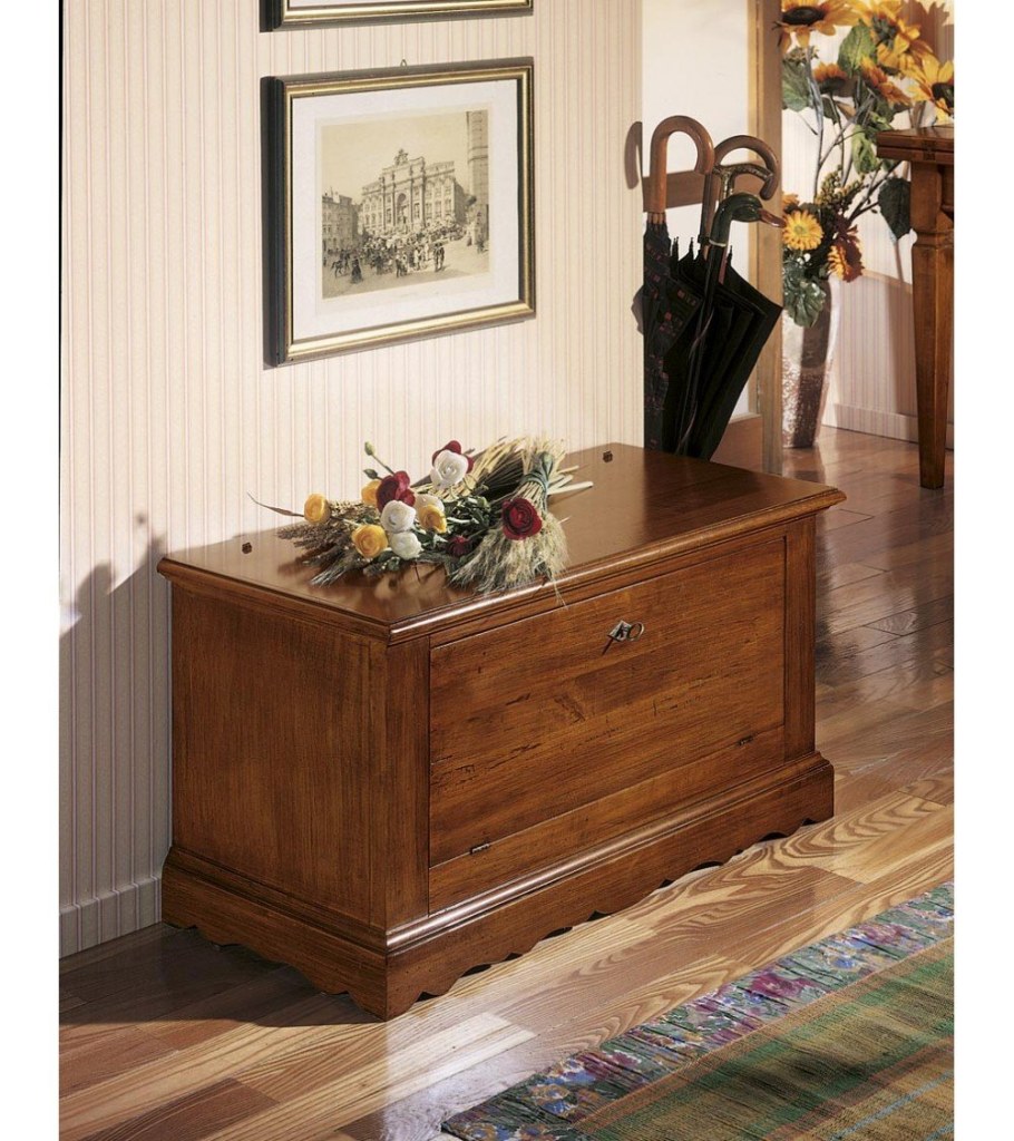 Сундук в прихожую