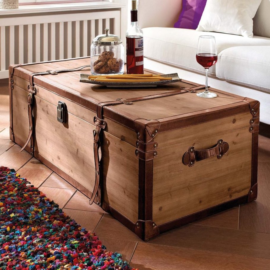 Сундук деревянный в интерьере