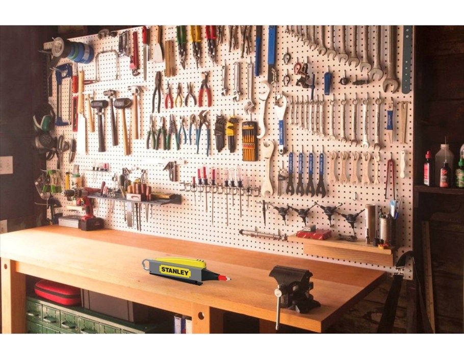 Размещение инструмента на стене