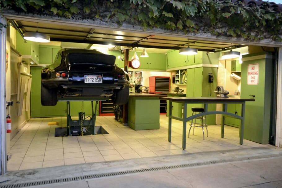Интерьер мастерской в гараже