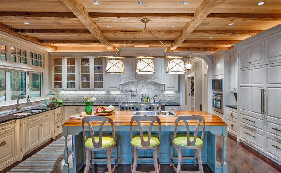 Интерьер кухни в деревянном доме