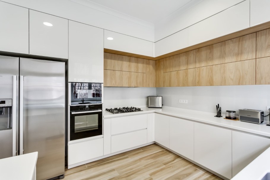 Белая глянцевая кухня