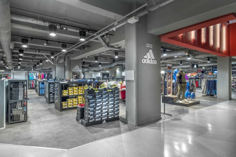 Фирменный магазин adidas