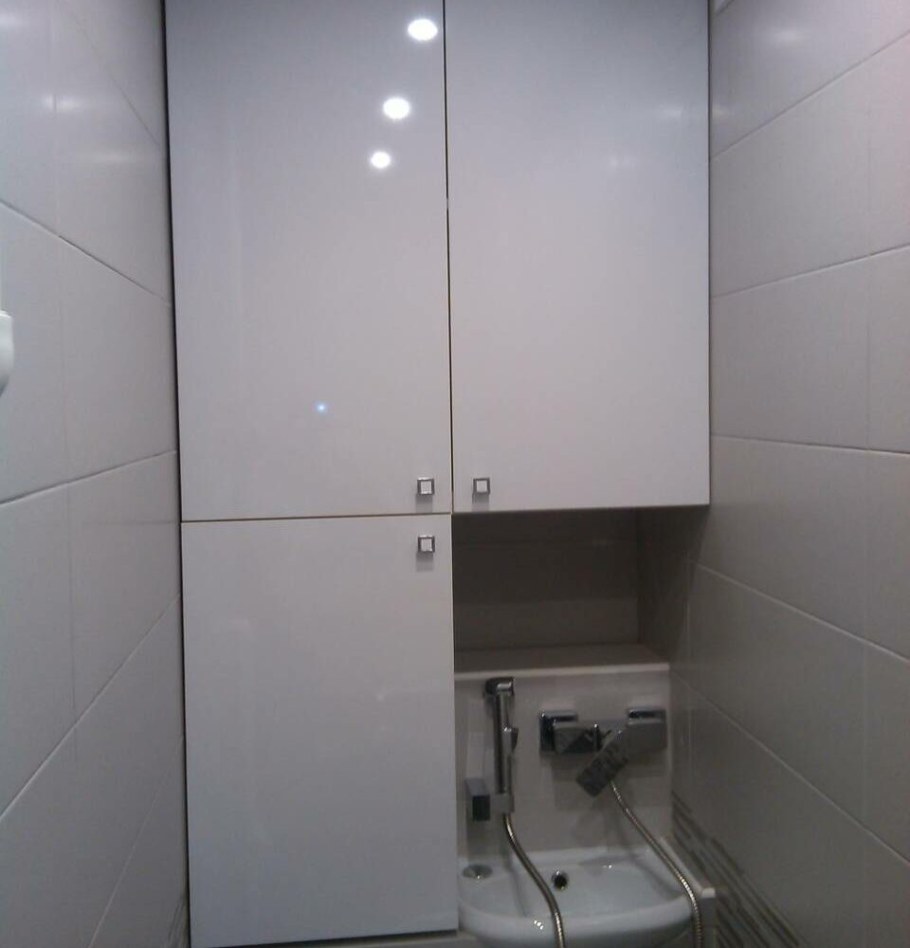 Встроенный шкаф в туалете