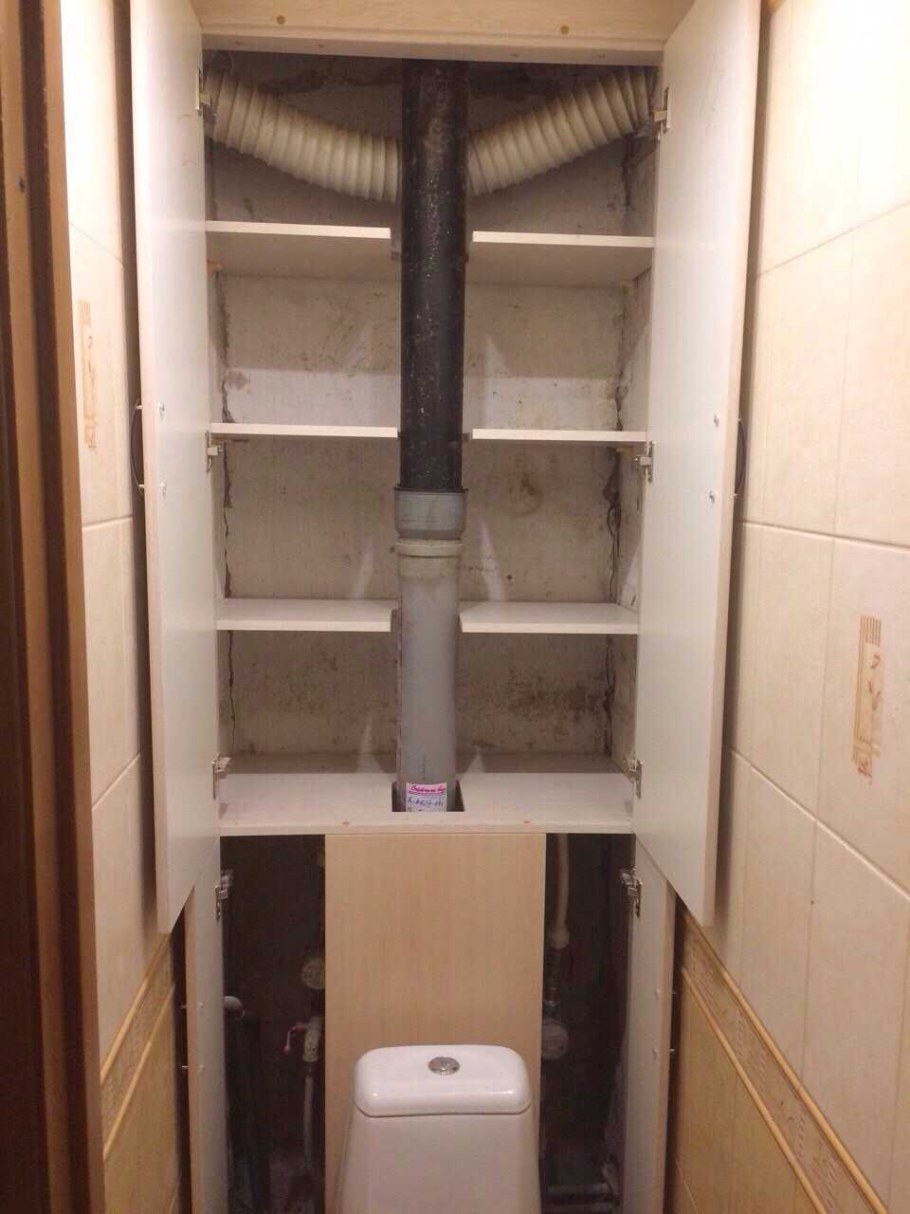 Шкаф в туалете за унитазом