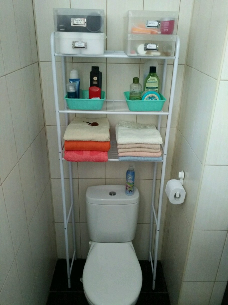Стеллаж в туалете за унитазом