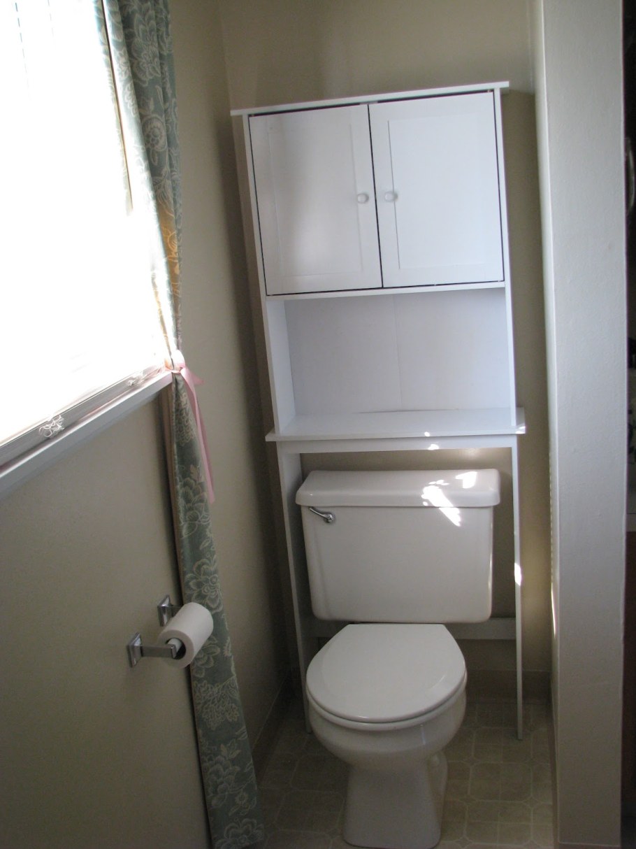 Навесной шкаф над унитазом