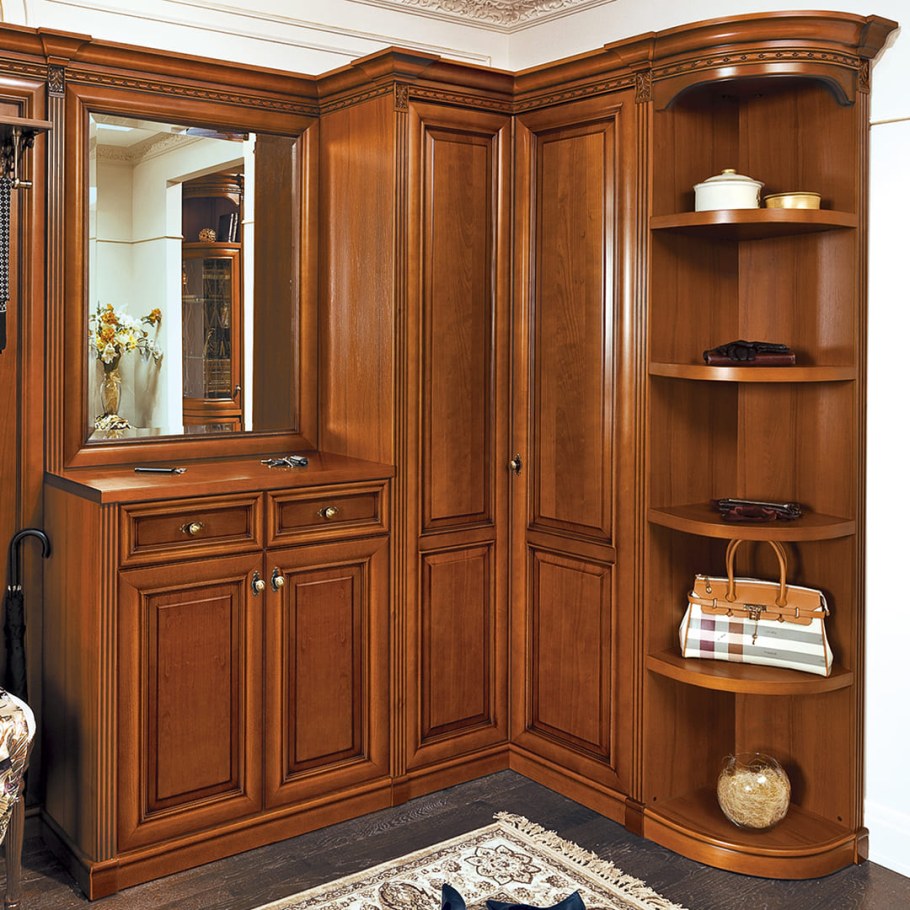 Угловые шкафы в спальню из массива дерева классика