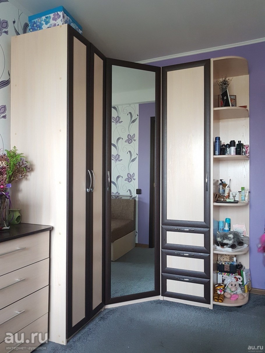 Шкаф-купе угловой в спальню с зеркалом