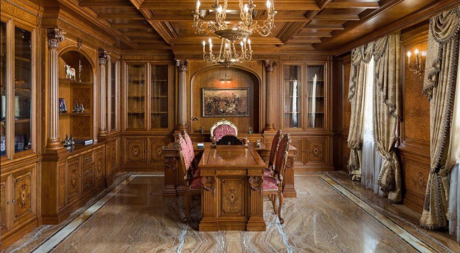 Кабинет с деревянными панелями