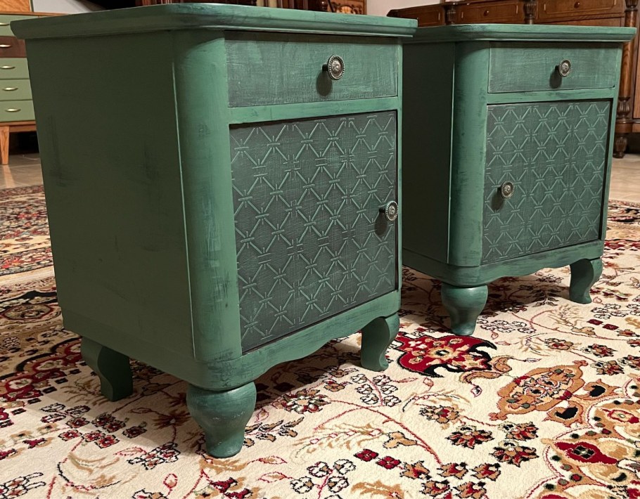 Мебель зеленая с потертостями