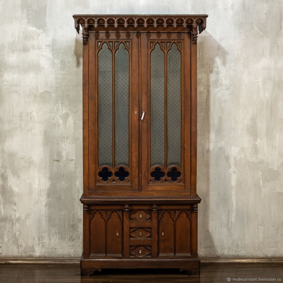 Платяной шкаф антик