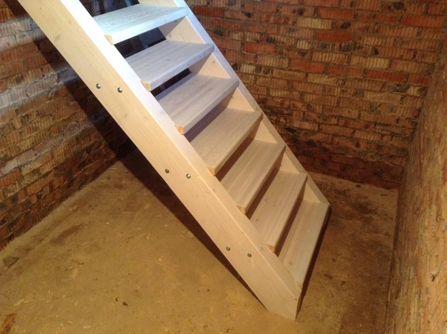 Деревянная лестница в погреб
