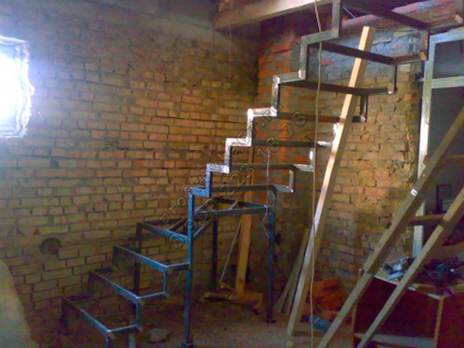 Лестница в цокольный этаж