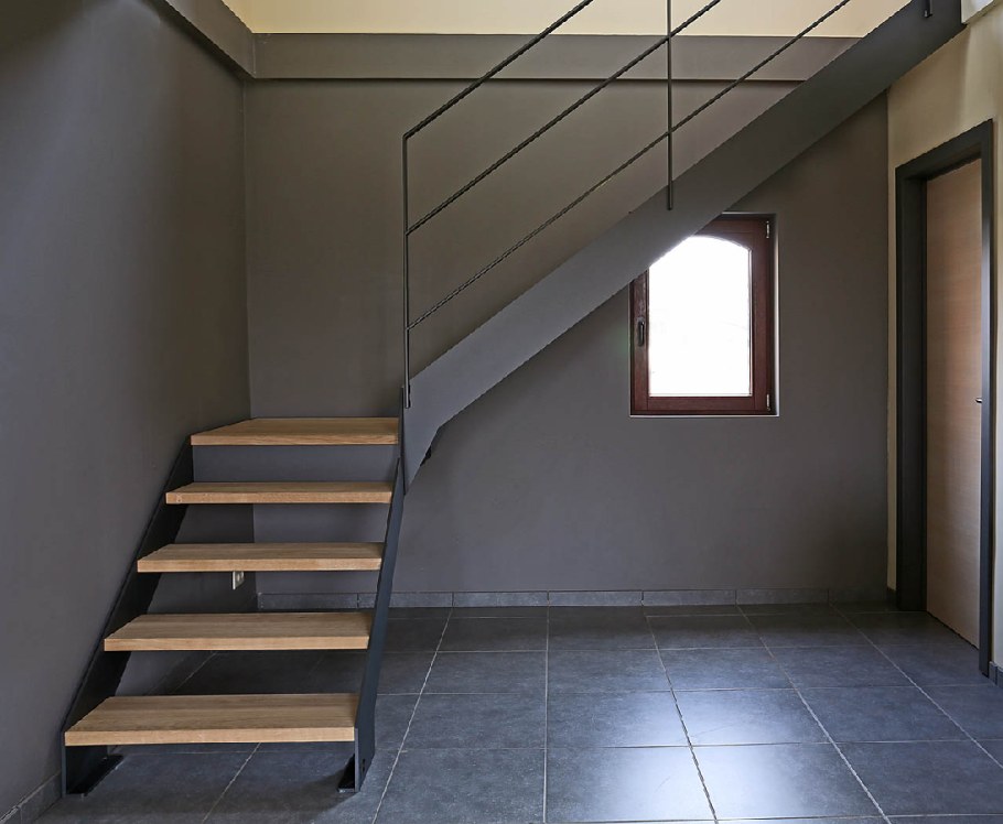 Металлическая лестница в гараже