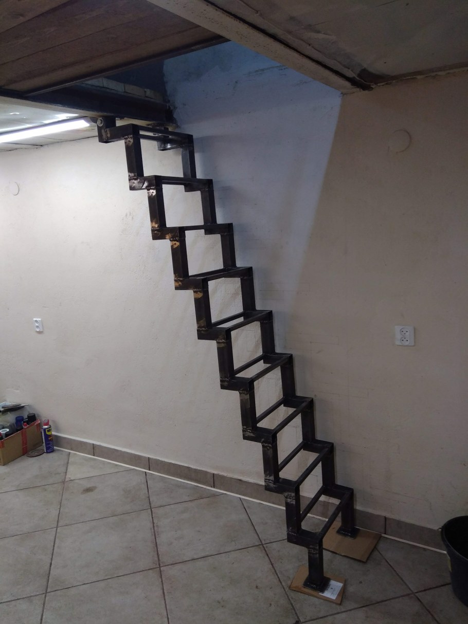 Металлическая лестница в гараже