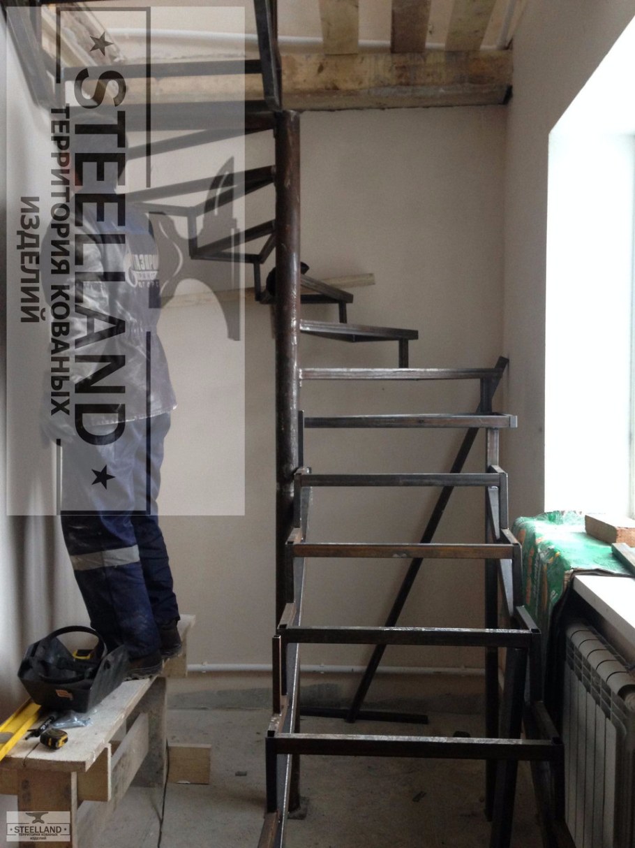 Металлическая лестница в гараж на второй этаж