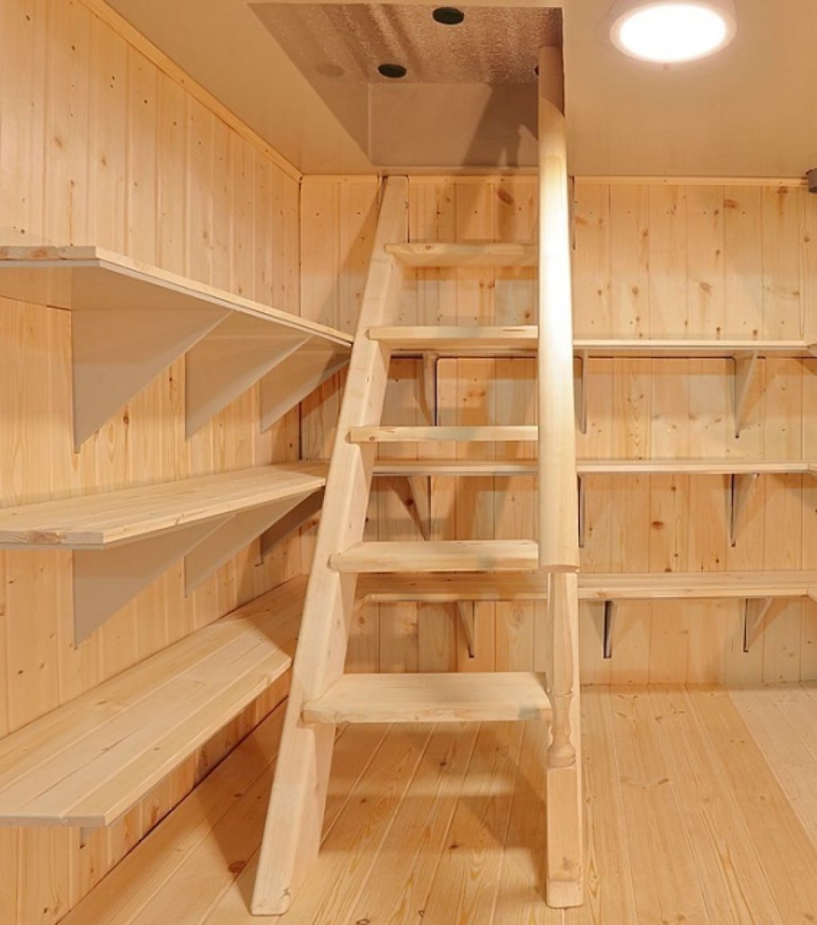 Деревянная лестница в погреб