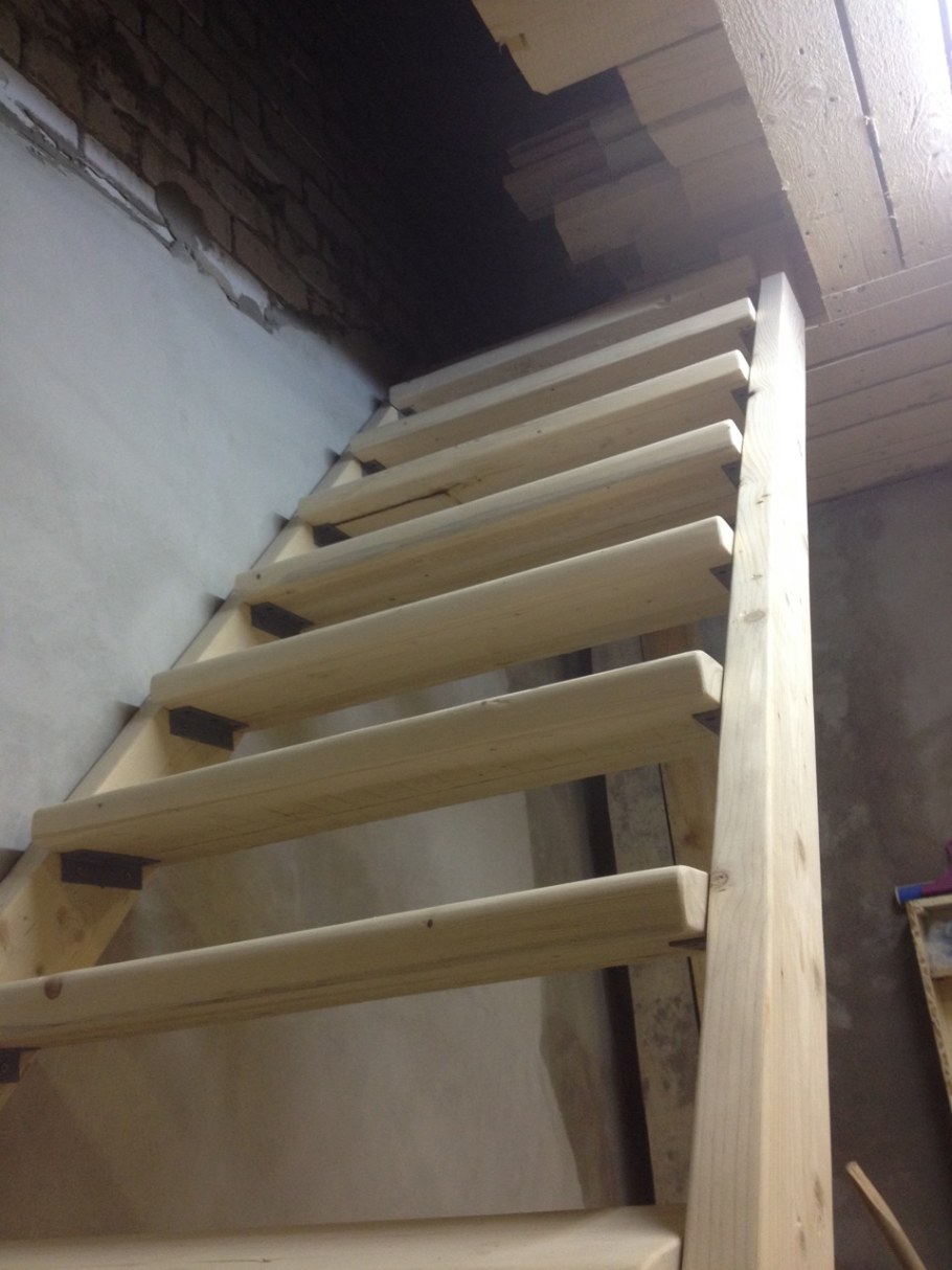 Деревянная лестница в подвал