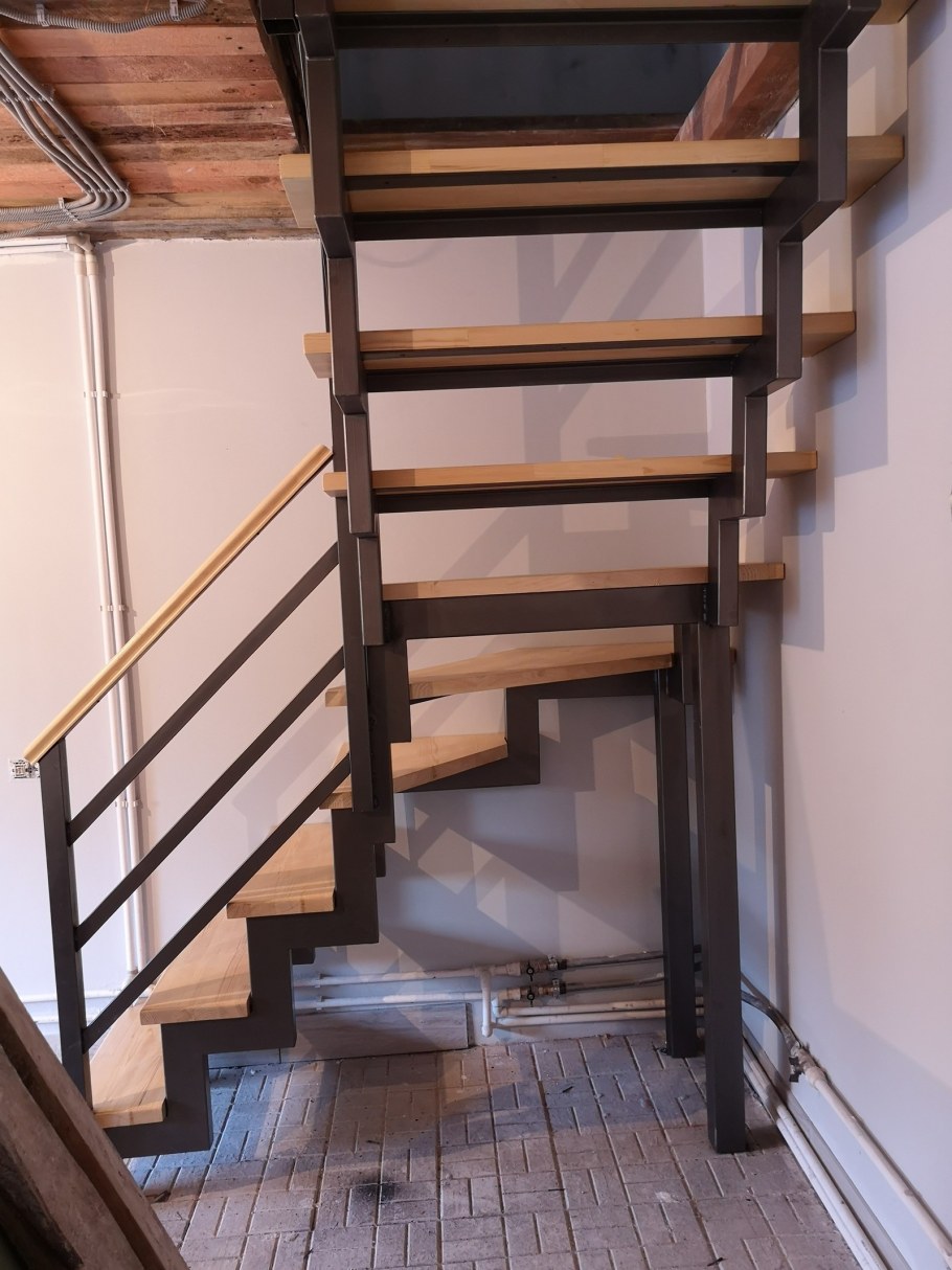 Металлическая лестница в гараж на второй этаж