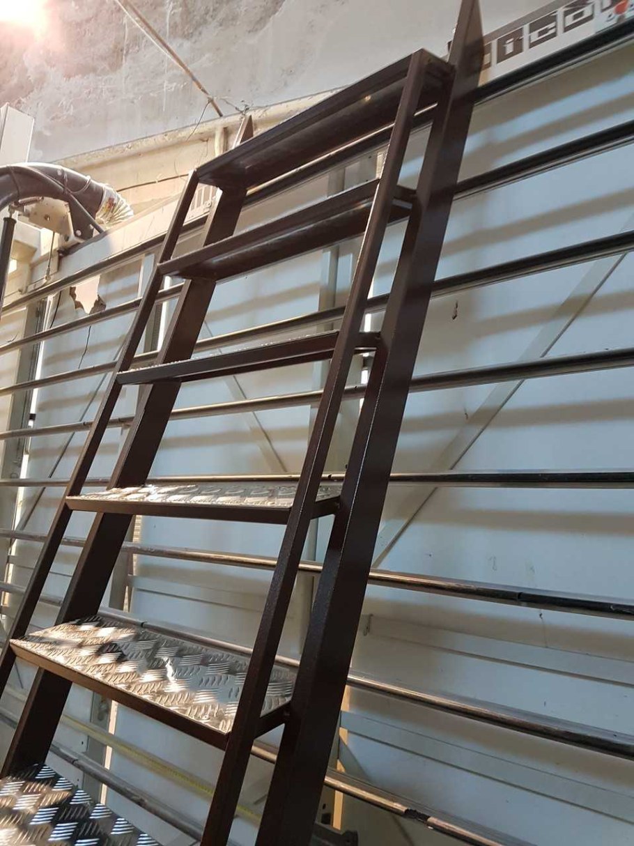 Лестница в подвал металлическая