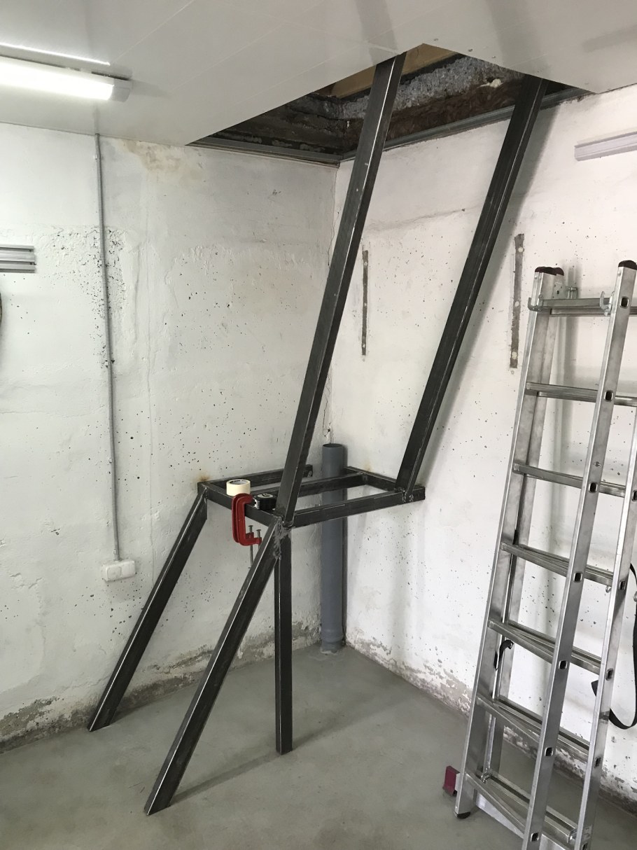Откидная лестница в гараже