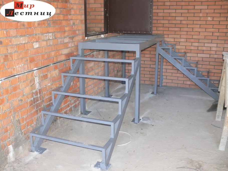 Лестница в подвал металлическая