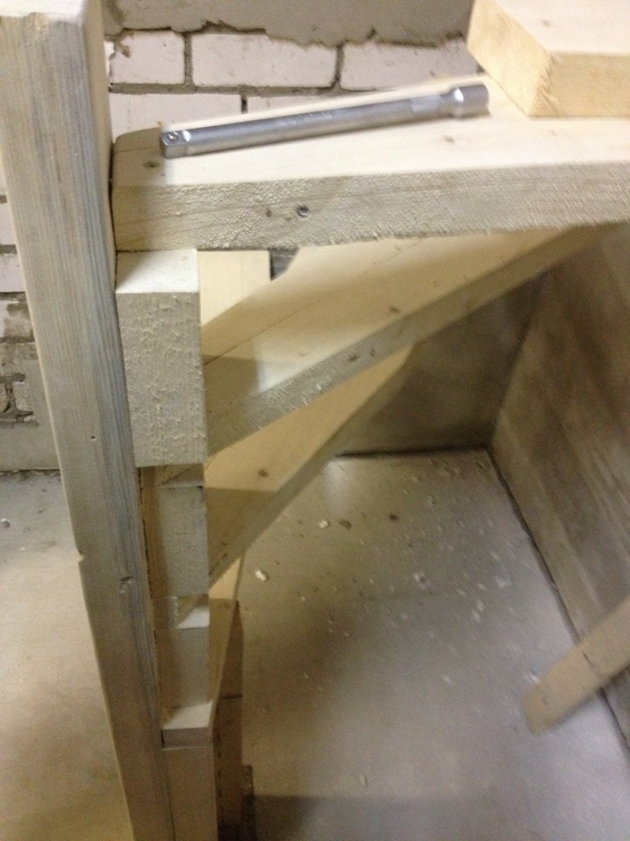 Деревянная лестница в подвал гаража