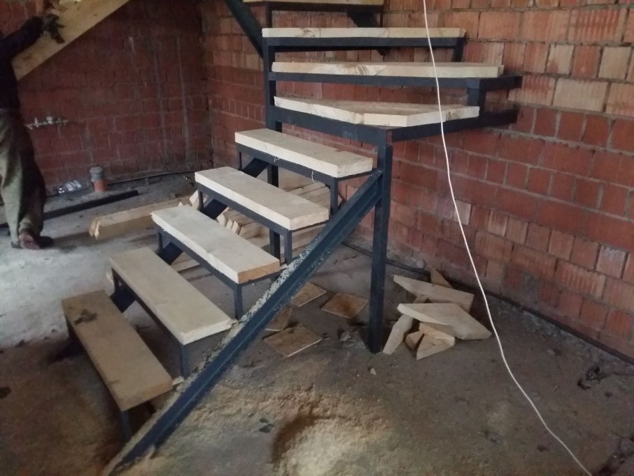 Лестница на металлическом каркасе