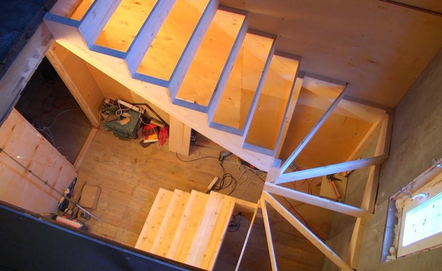 Поворотно забежная лестница