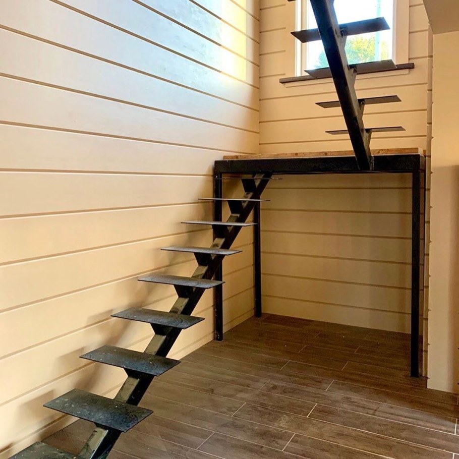 Лестница на чердак на монокосоуре