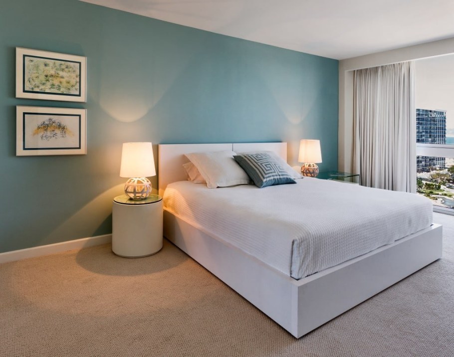 Крашенные стены в спальне