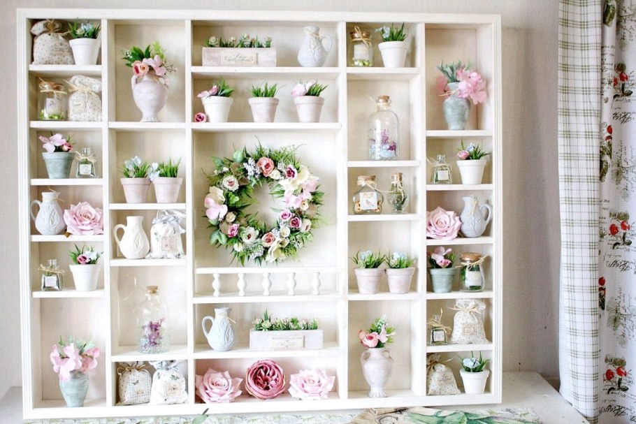 Декор стеллажа в гостиной