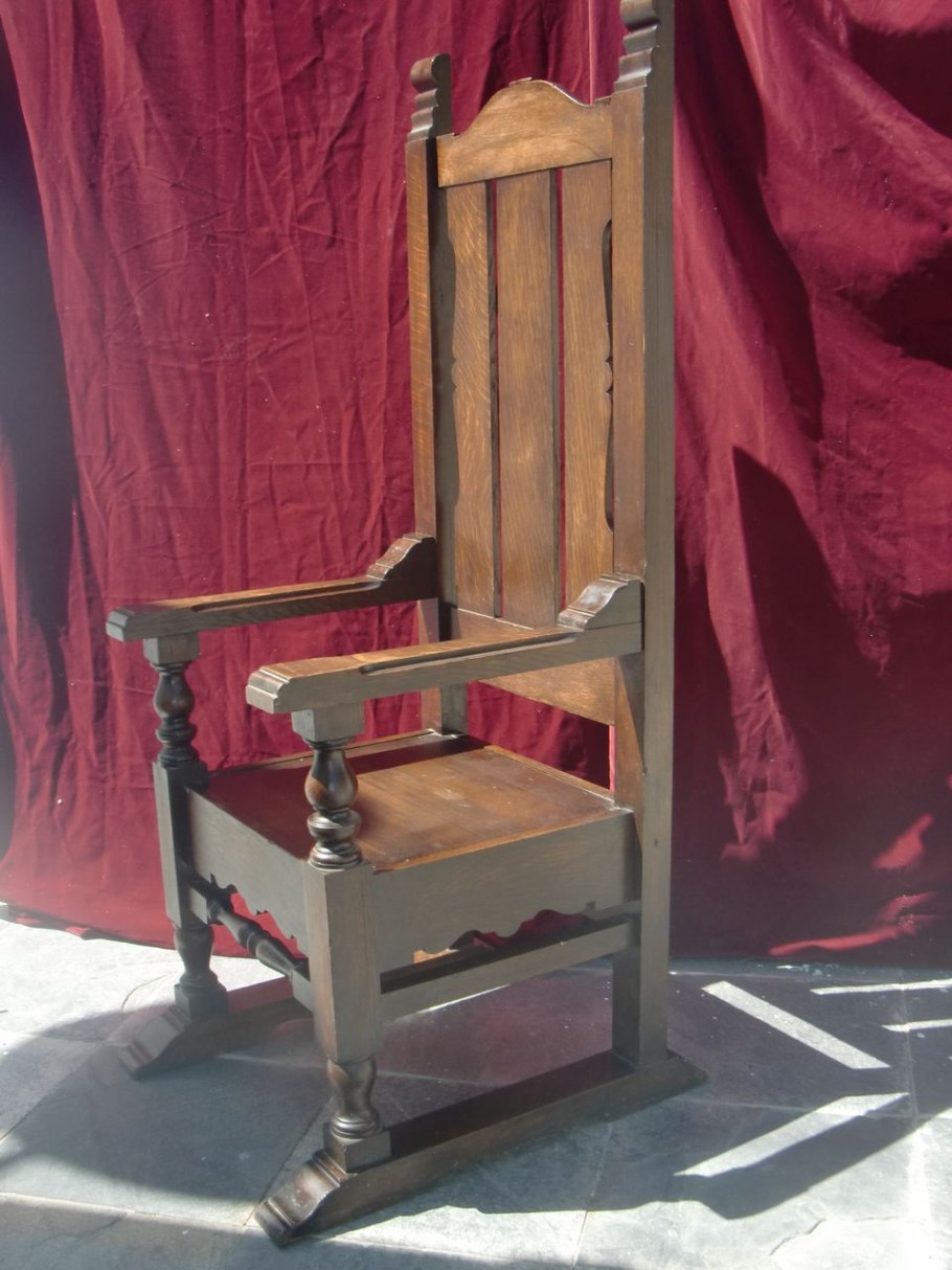 Стул под старину с высокой спинкой