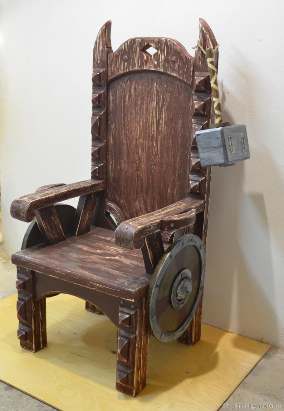 Кресло Викинг из дерева