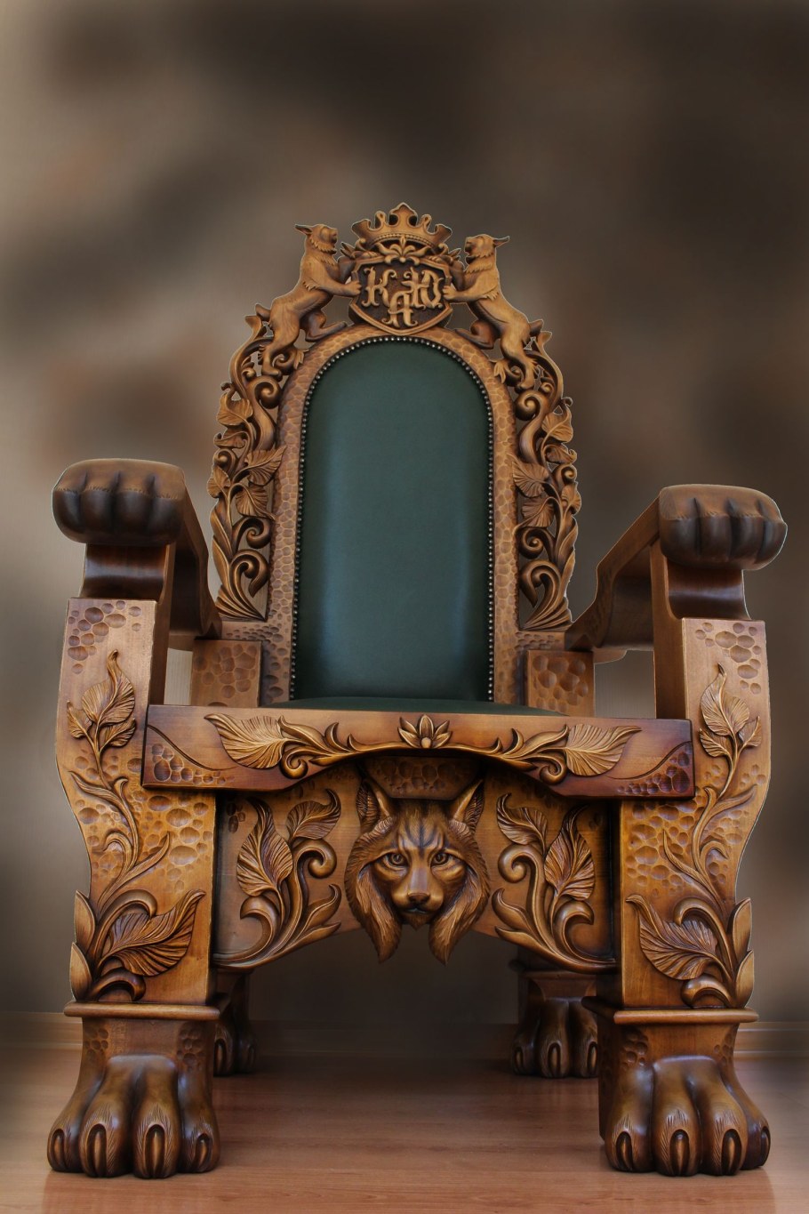 Резное кресло из дерева