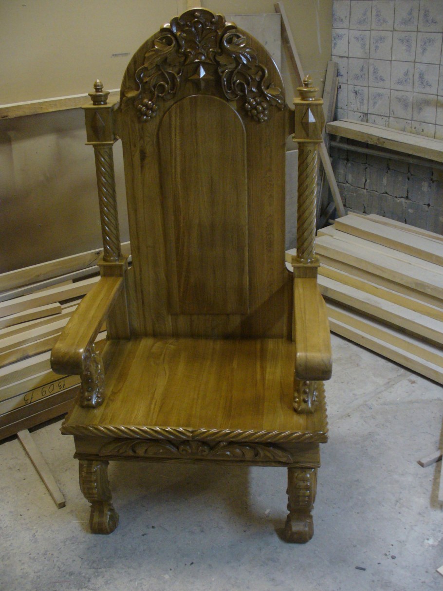 Кресло трон из дерева