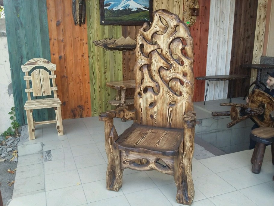 Деревянный стул трон